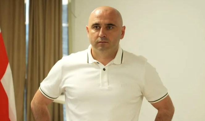 ლევან ხაბეიშვილი გდდ-ს სამმართველოს უფროსს - სახე გამაძვრეთ თქვენ და ფიცის პარალელურად ტყუით! ჩემ წინაშე დგას დამნაშავე! არ გრცხვენია? შეხედე ჩემ შვილებს თვალებში!