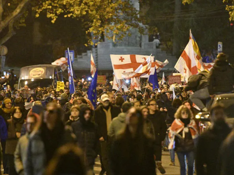 საპროტესტო მსვლელობის მონაწილეები სლოგანით: „რეჟიმი გვწამლავს, ჩატარდეს საერთაშორისო გამოძიება“ მთავრობის ადმინისტრაციისკენ მიემართებიან