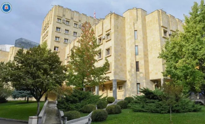 შეკვეთით მკვლელობის მომზადების, იარაღის და საბრძოლო მასალის ტარებისა და „ქურდული სამყაროს“ წევრობისთვის ბრალდებულებს 17 და 20 წლით პატიმრობა მიესაჯათ