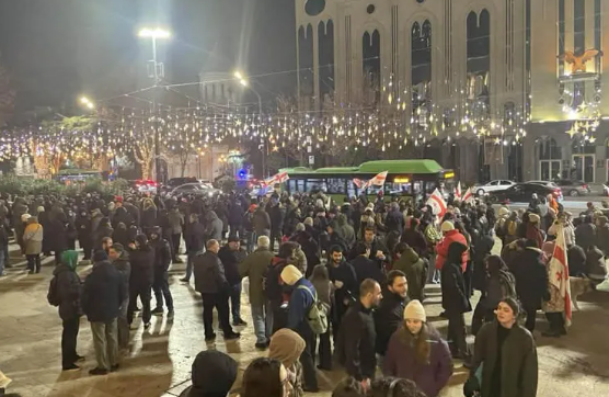 ვოლოდიმირ ზელენსკი აცხადებს, რომ ჩინეთი რუსეთს უკრაინის ენერგეტიკის ობიექტებზე დარტყმების განხორციელებაში ეხმარება, რაზეც პარტნიორებთან ისაუბრებს