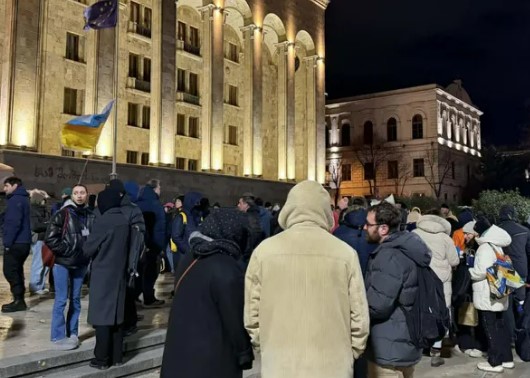 პარლამენტთან საპროტესტო აქცია მიმდინარეობს