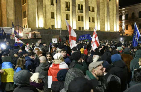 პარლამენტთან საპროტესტო აქცია მიმდინარეობს