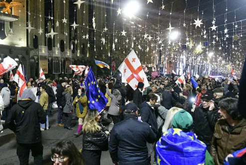 აქციის მონაწილეები პარლამენტთან დაბრუნდნენ