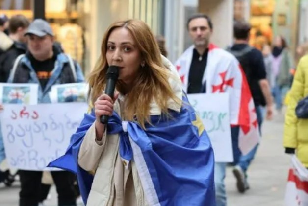 ნანა სანდერი 4 ოქტომბრამდე გამოქვეყნებულ ვიდეომიმართვაში - მე ვარ 4 ოქტომბრის რევოლუციის ორგანიზატორი - „ნაცების“, ბურჭულაძის ან ნანა სანდერის რევოლუცია არ იქნება, ყველაფერს ვაკეთებ, რომ სახალხო რევოლუცია იყოს