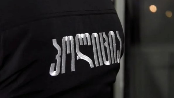 ტყიბულის ერთ-ერთ რესტორანში, რუსული სიმღერის გამო მომხდარი ჯგუფური ძალადობისთვის ბრალდებულ პოლიციელს, თავდაცვის სამინისტროს თანამშრომლებსა და კიდევ ორი პირს 4 000-ლარიანი გირაო შეეფარდა