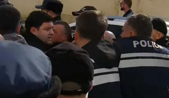 ბიზნესმენ ლევან ჯანგველაძის მკვლელობის საქმის განხილვის პარალელურად, თბილისის საქალაქო სასამართლოსთან ფიზიკური და სიტყვიერი დაპირისპირება მოხდა