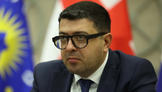 დიმიტრი სამხარაძე ოპოზიციას: საკრებულოს წინ რომ ეყარნენ, ხომ ყველამ ნახეთ, ერისკაცის, ქართველი ხალხისა და ეკლესიის წინააღმდეგ რა სიტყვებსაც იძახდნენ? ნუ გექნებათ ილუზია, რომ ბიძინა ივანიშვილი ამ ბრძოლაში მარტოა! ქართველი ერი ადეკვატურ პასუხს გაგცემთ