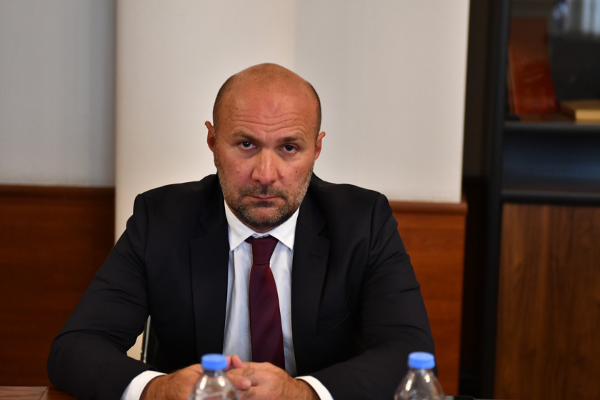 აკაკი ალადაშვილი ოპოზიციაზე: მათ აკრძალული აქვთ საკუთარი ინიციატივით გადადგან რაიმე პოლიტიკური ნაბიჯი, უნდა შეასრულონ მხოლოდ ის, რა დავალებასაც მიიღებენ გარედან - როდესაც ასეთი დავალება აქვთ, მაშინ არც ფულს უდის სუნი, რუსული ბიზნესიც და რუსი ტურისტიც მისაღებია
