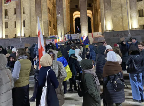 პარლამენტის წინ აქცია მიმდინარეობს