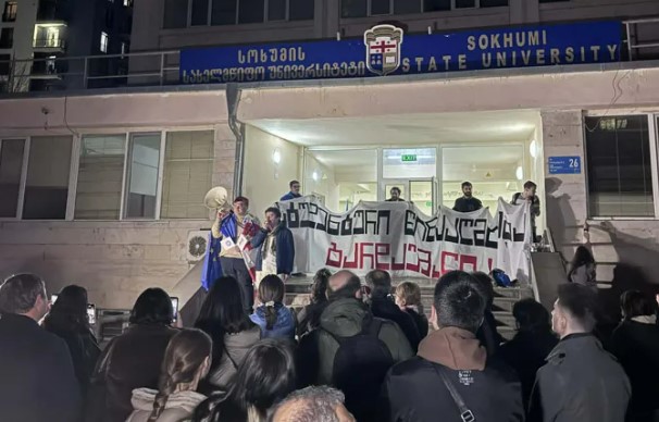 სოხუმის სახელმწიფო უნივერსიტეტთან სტუდენტებმა საპროტესტო აქცია გამართეს