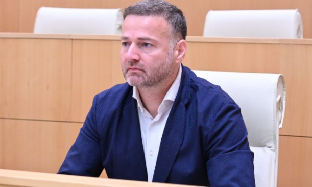 ირაკლი ჭეიშვილი ღარიბაშვილზე: გამოძიებასთან თავად ითანამშრომლა და ბრალი აღიარა. სამართლიანად იხდის სასჯელს. აჯობებს საზოგადოებას უთხრას, საიდან ჰქონდა 12 მილიონი და ის სიმდიდრე, რაც მისი სახლიდან ამოიღეს