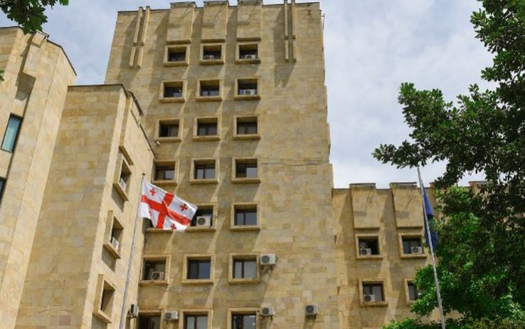 პირებს, რომლებიც თანხის გამოძალვის მიზნით დაზარალებულის ეზოში მუქარის შემცველი წერილები დატოვეს, სადაც 50 000 აშშ დოლარს ითხოვდნენ, პატიმრობა შეეფარდათ