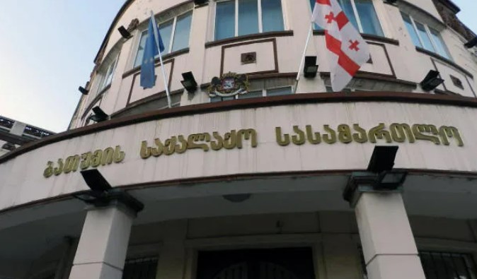 ბათუმის საქალაქო სასამართლოში „ქურდულ სამყაროსთან“ კავშირის ბრალდებით დაკავებული კიდევ 15 პირის სასამართლო პროცესი მიმდინარეობს