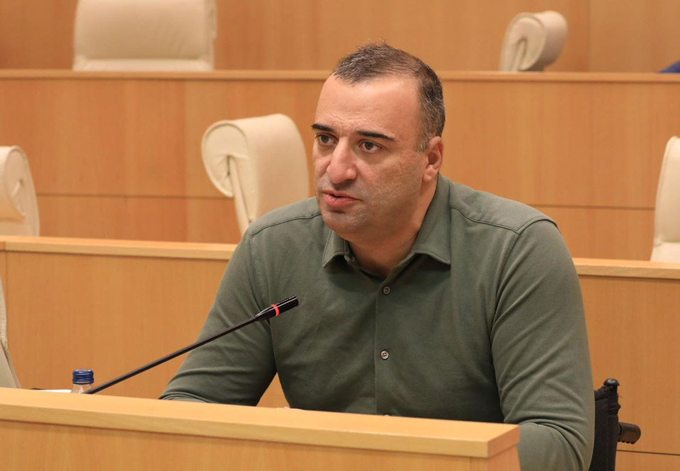 რატი იონათამიშვილი: ბელადი სააკაშვილისგან განსხვავებით, რომელიც, ფაქტობრივად, საქართველოს დაარსებას იჩემებს, არც ბიძინა ივანიშვილი და არც “ქართული ოცნების” რომელიმე წარმომადგენელი არ ამბობს, თითქოს, აბასთუმანი ბიძინა ივანიშვილმა დააფუძნა, თუმცა ვერავინ უარყოფს, რომ მიტოვებული და მივიწყებული უნიკალური კურორტისთვის ახალი სიცოცხლის შთაბერვა სწორედ მისი დამსახურებაა