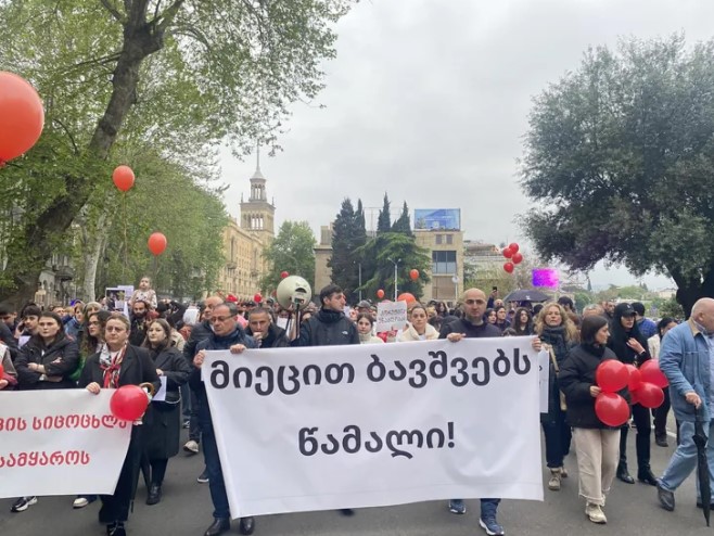 თბილისში დიუშენით დაავადებული ბავშვების მხარდამჭერი მარში გაიმართა